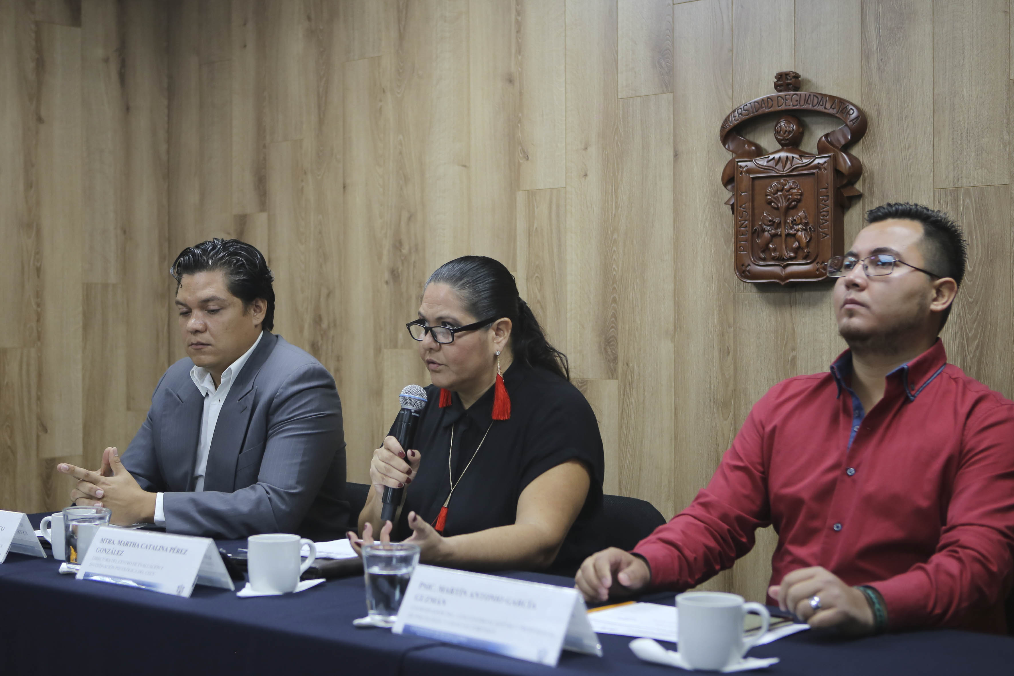 Mtra. Martha Catalina Pérez González tomando la palabra en rueda de prensa