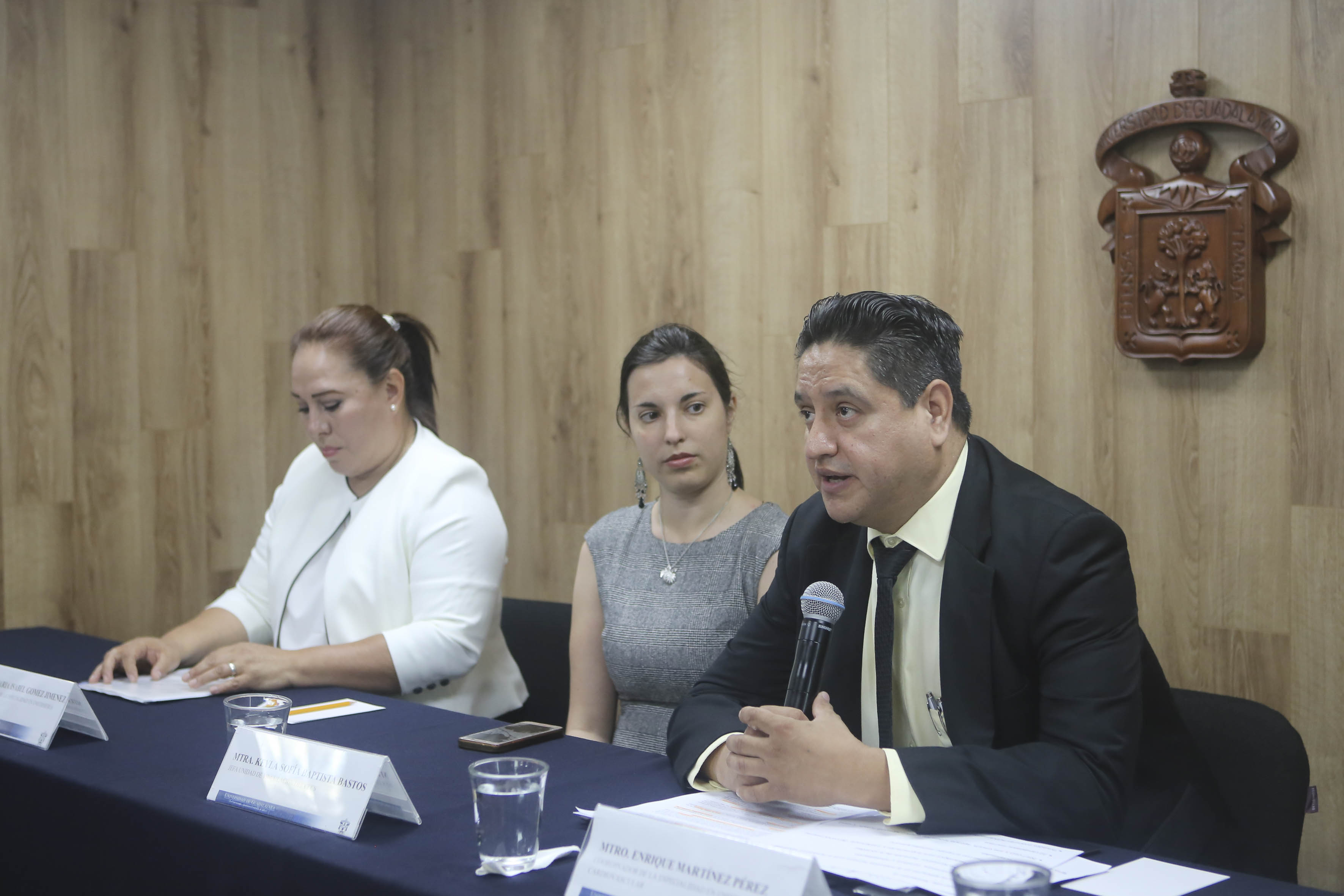 Mtro. Enrique Martínez al micrófono en rueda de prensa