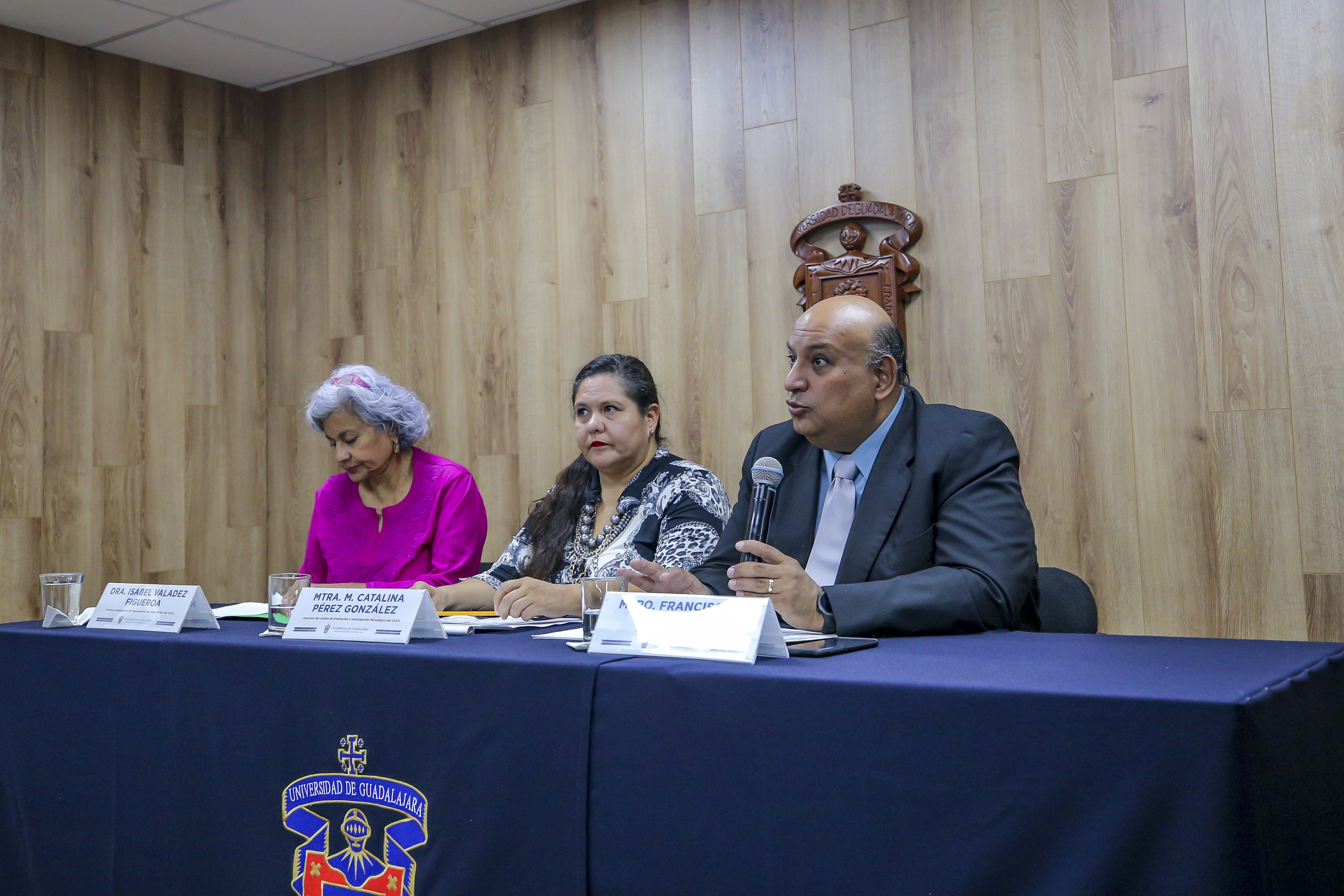 Miembros del presídium, al micrófono Mtro. Francisco Gutiérrez