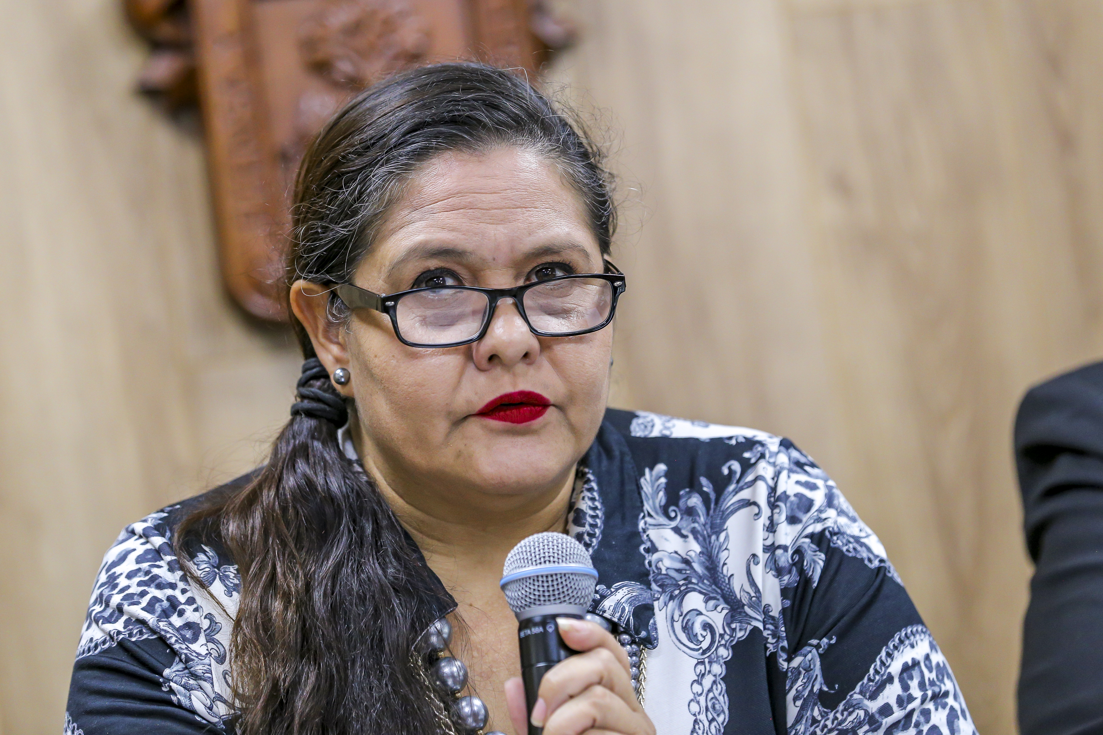 Mtra. Caty Pérez al micrófono