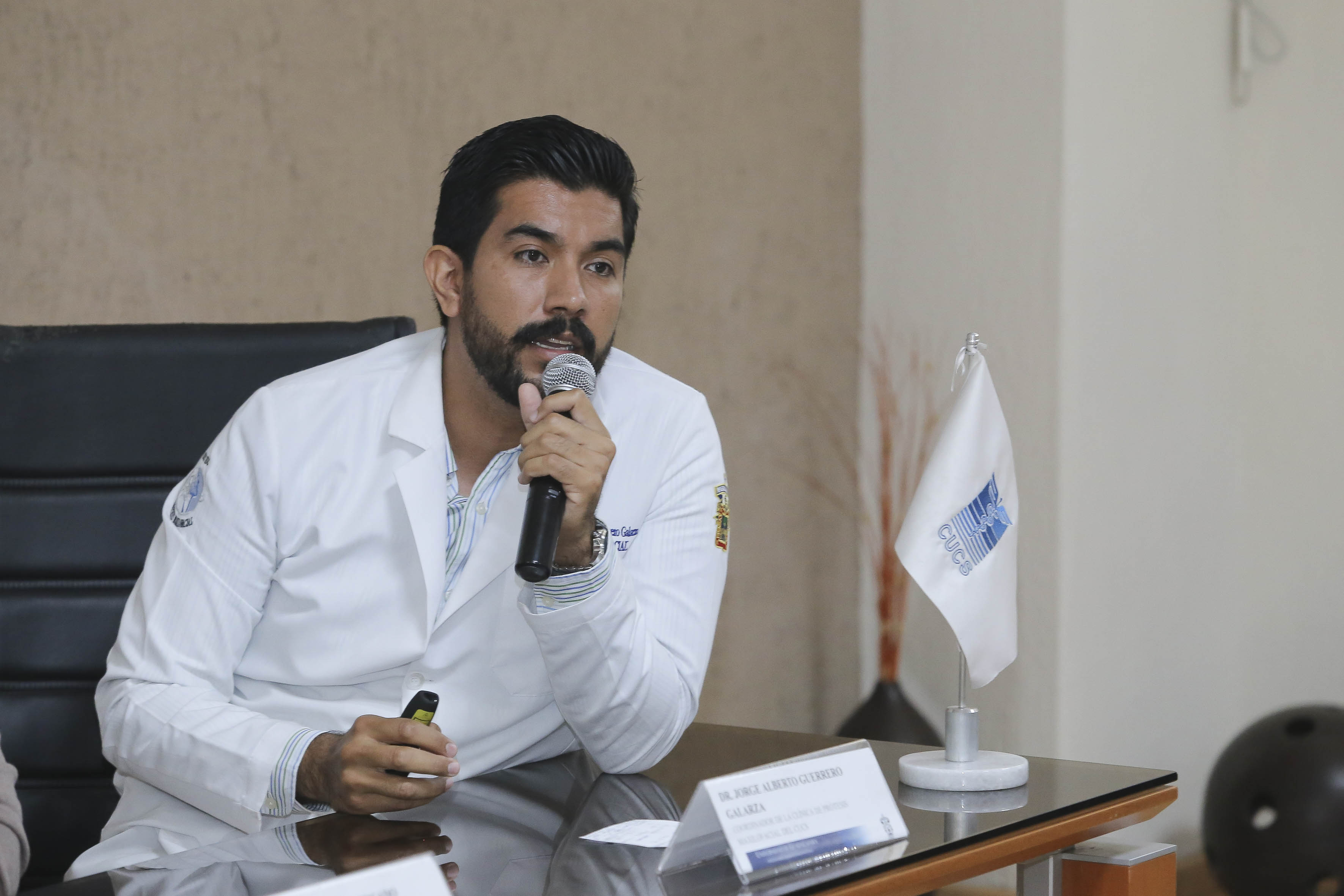 Dr. Jorge Alberto Guerrero, haciendo uso de la voz en rueda de prensa