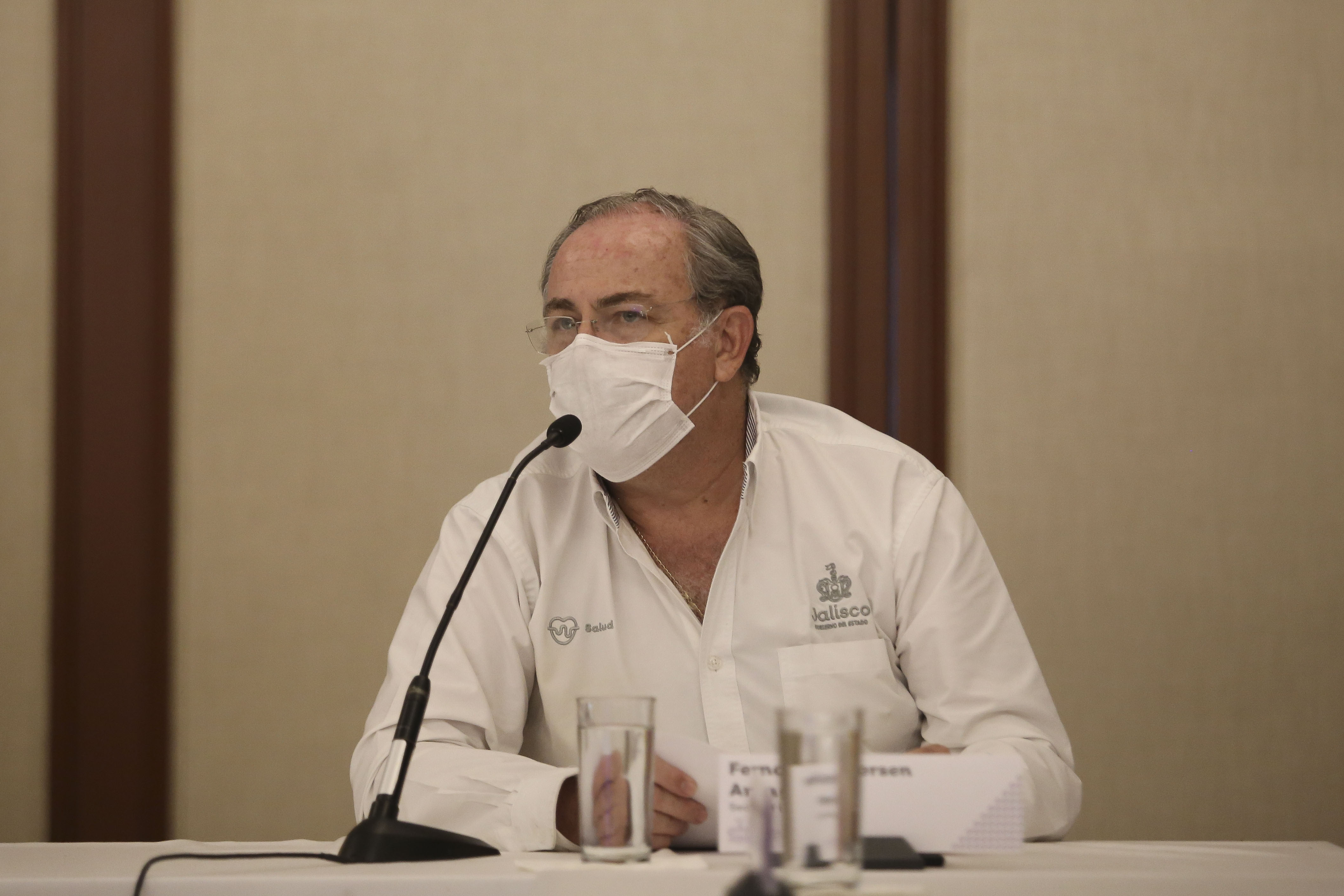 Secretario de Salud al micrófono