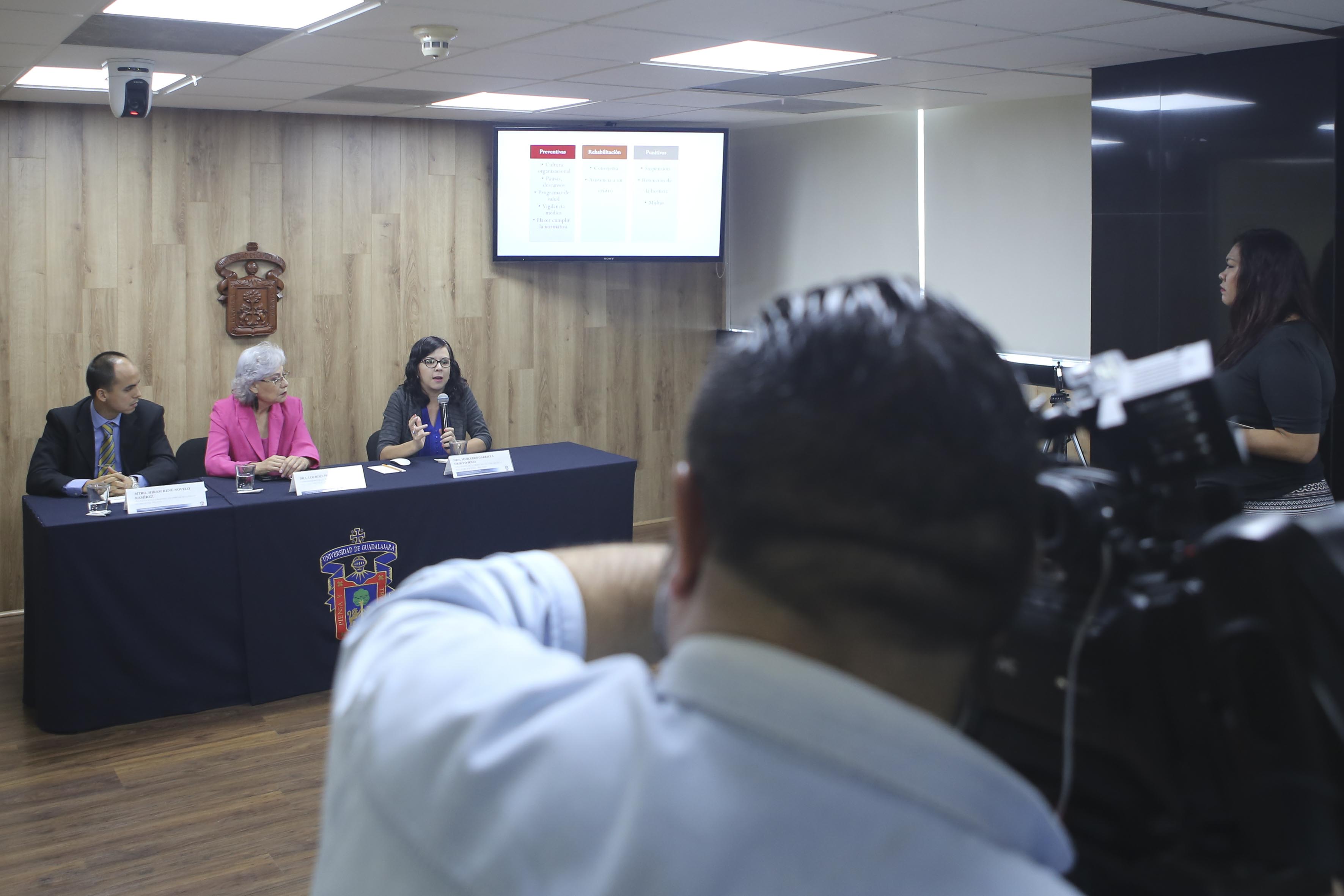 Toma desde atrás de la sala de prensa, al fondo los miembros del presídium