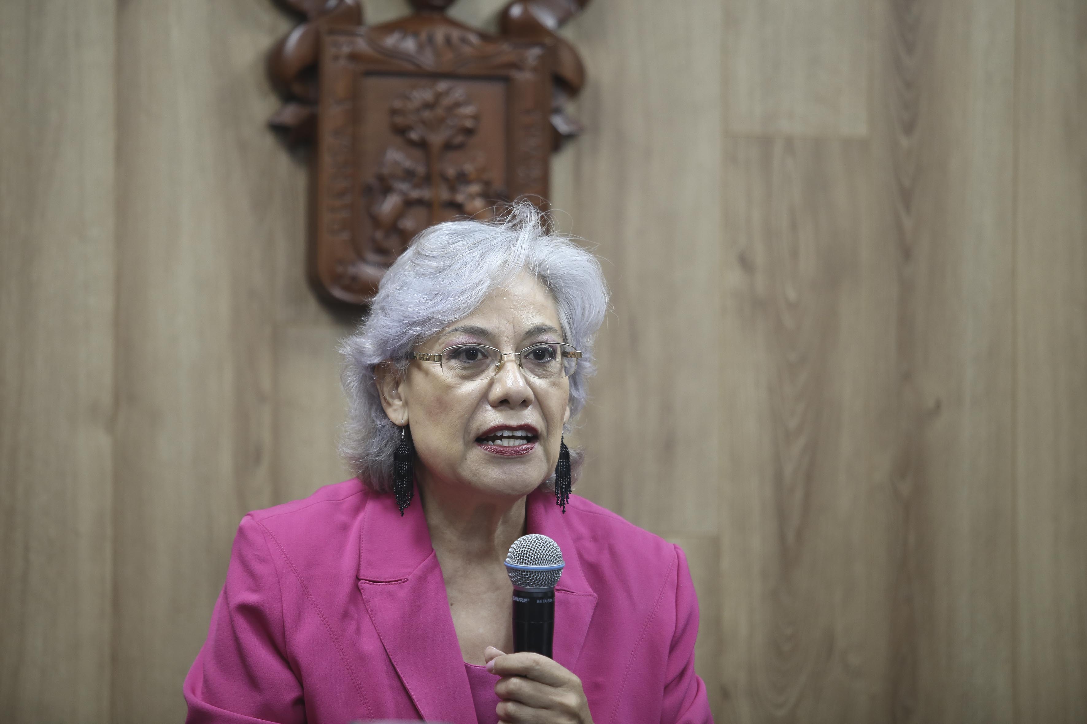 Coordinadora Mestria en Salud Ocupacional tomando la palabra en rueda de prensa