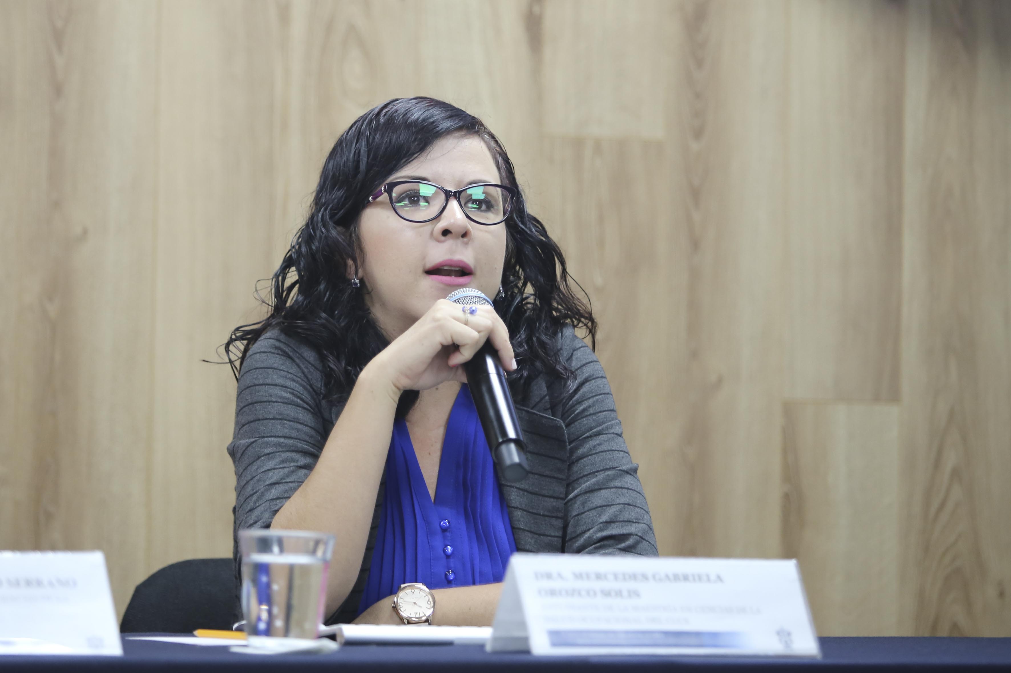 Dra. en Salud Ocupacional tomando la palabra en rueda de prensa