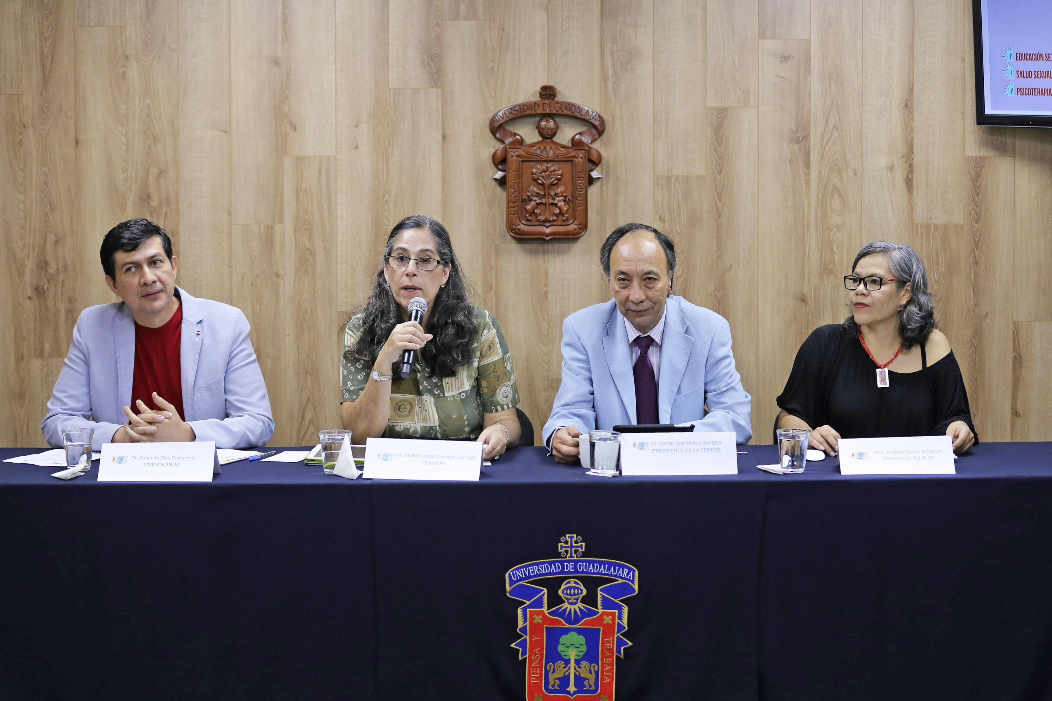 Miembros del presídium. Al uso del micrófono la Dra. Matilde Corrales, profesora investigadora del CUCS