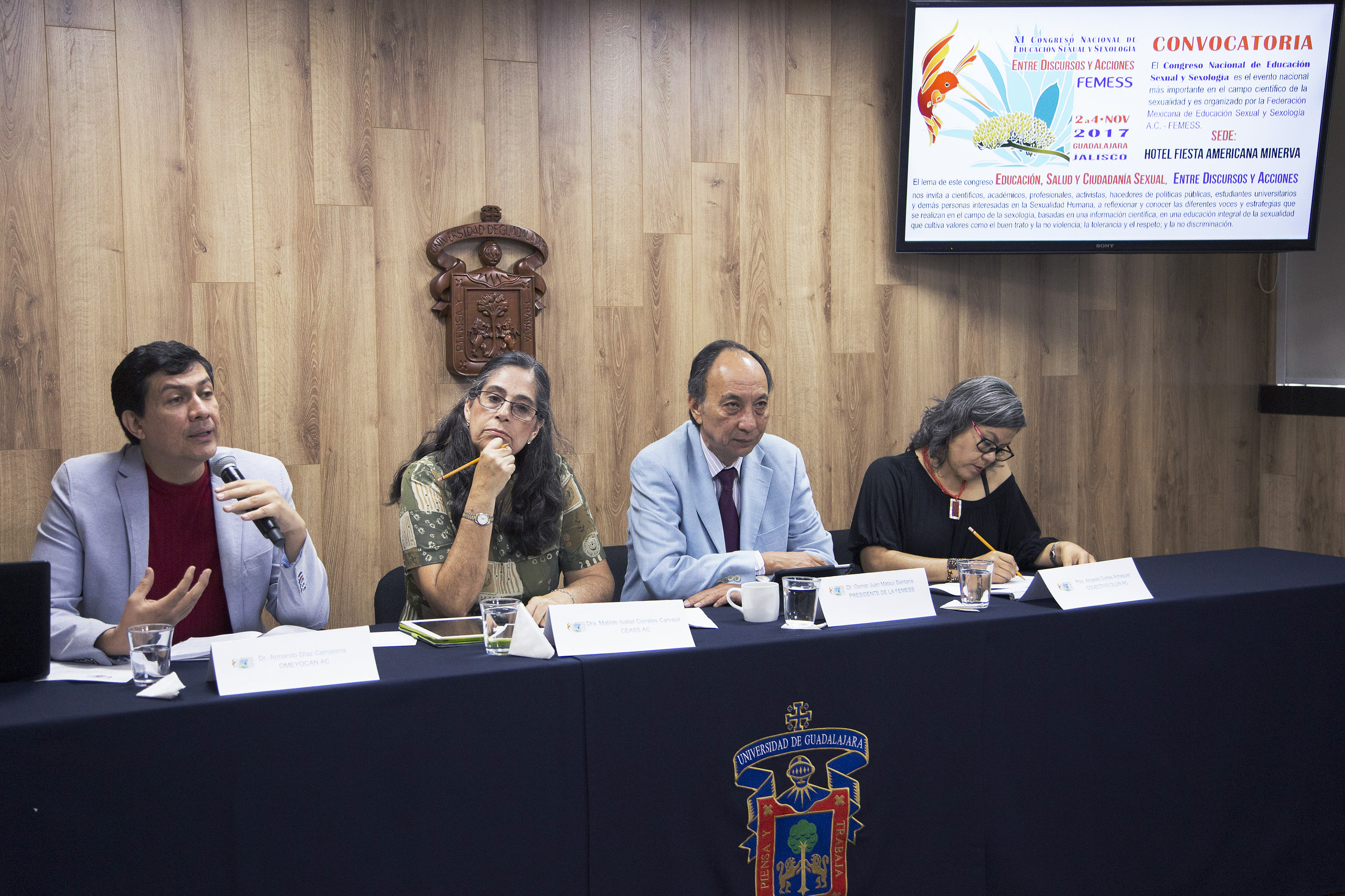 Miembros del presídium. Al uso del micrófono el Dr. Armando Díaz del Colectivo Omexocan