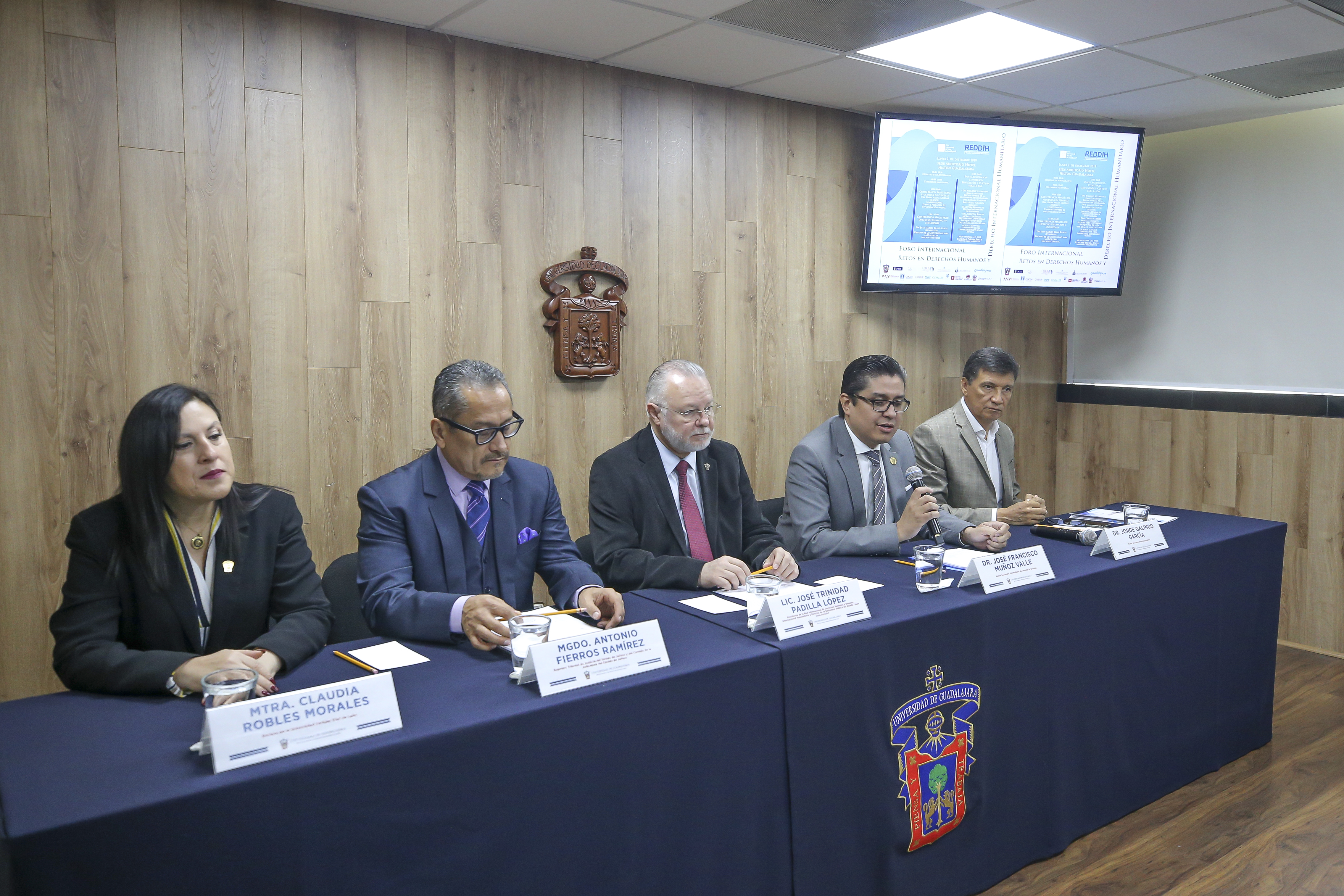 Miembros del presídium, rector CUCS tomando la palabra