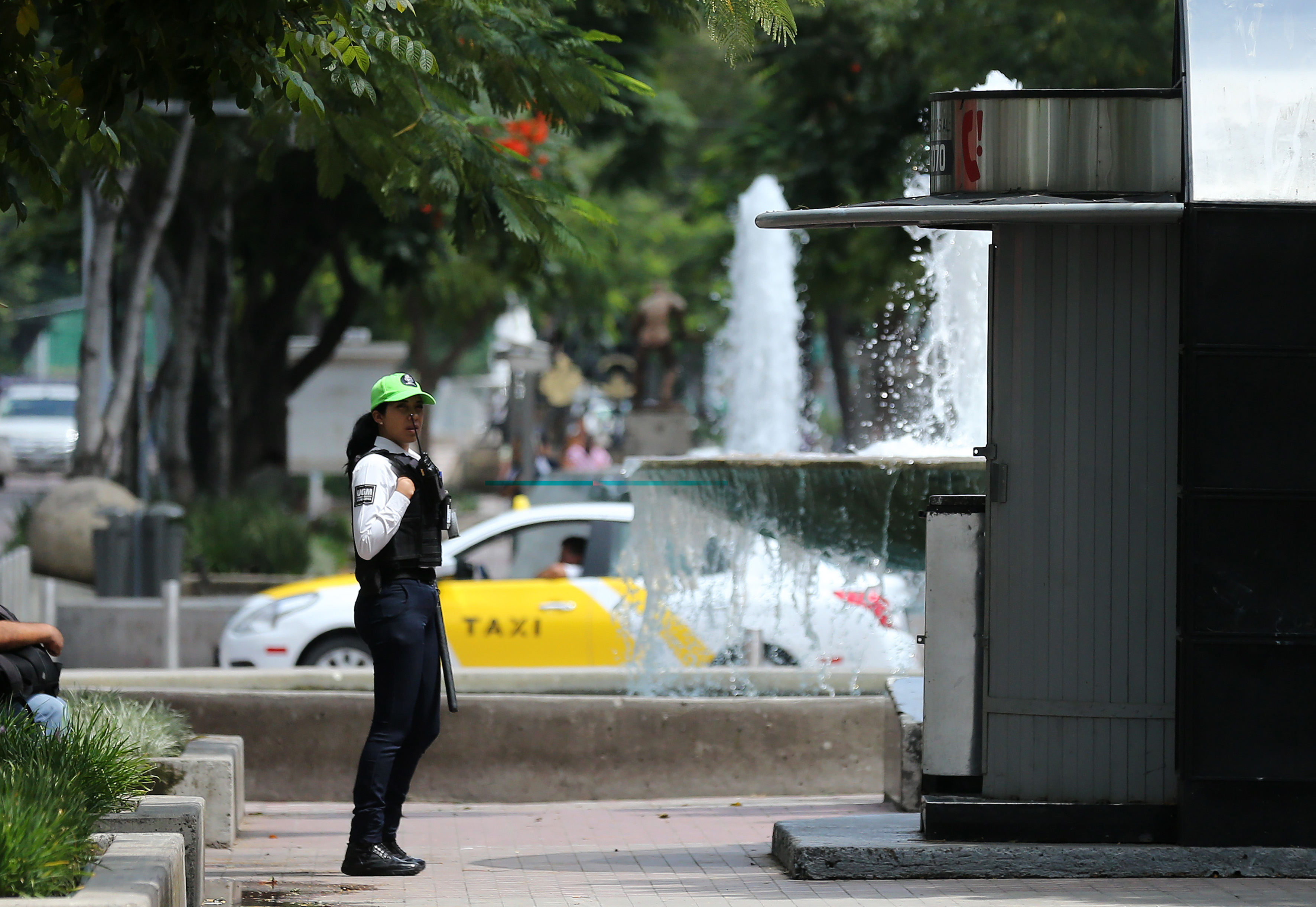 Mujer policía vigilando