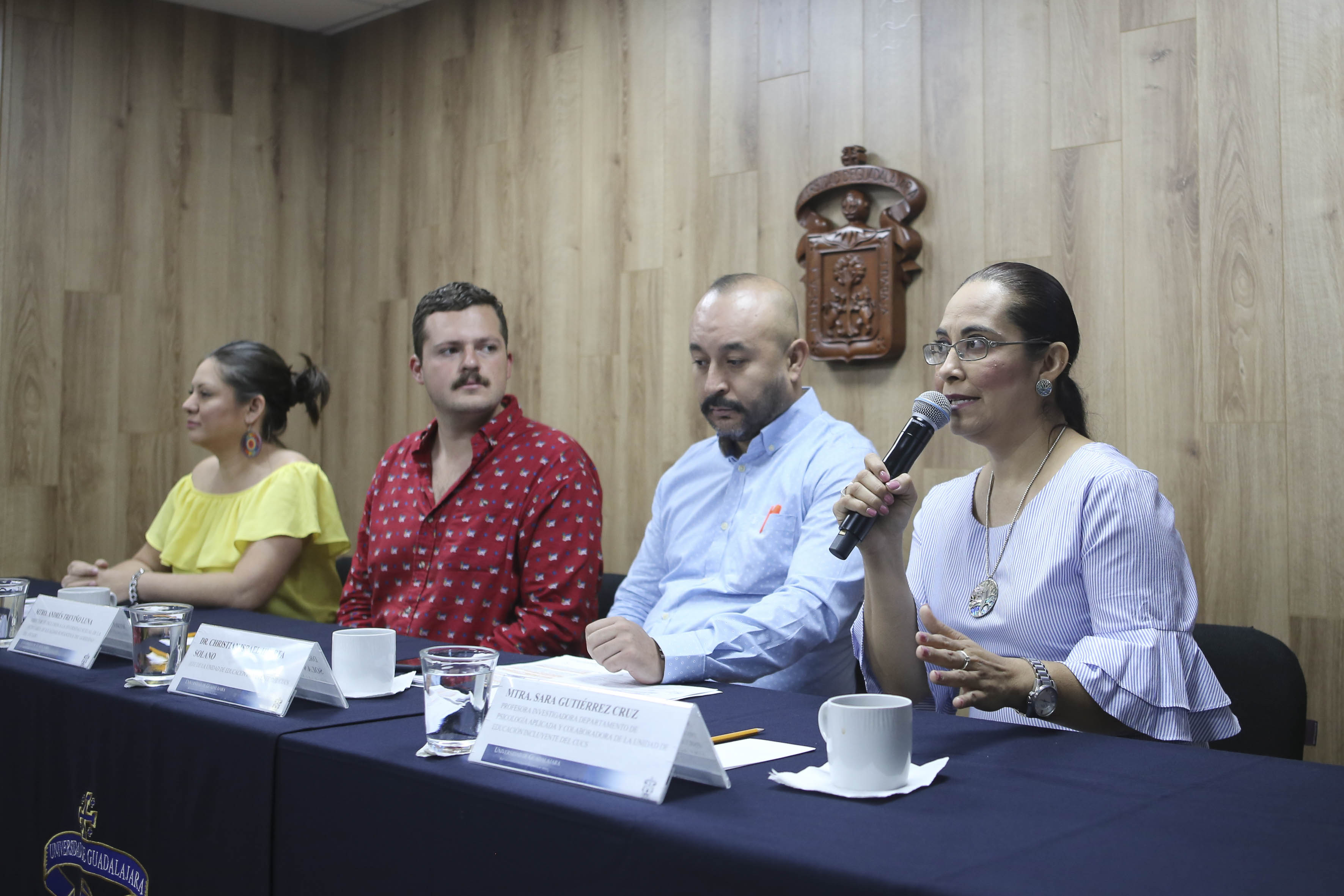 Maestra Sara Gutiérrez al micrófono hablando de inclusión