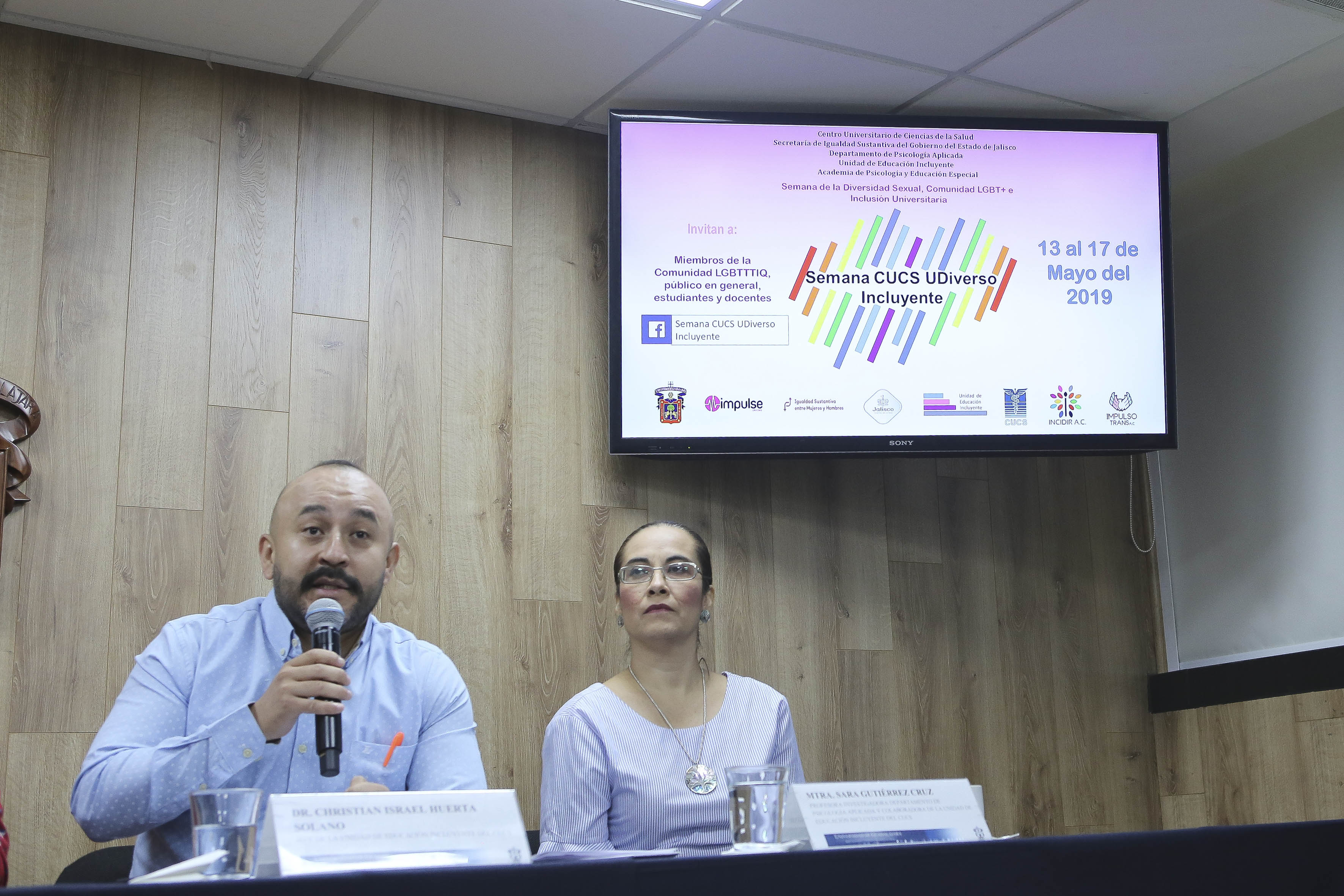 Dr. Israel Huerta Solano al micrófono en rueda de prensa