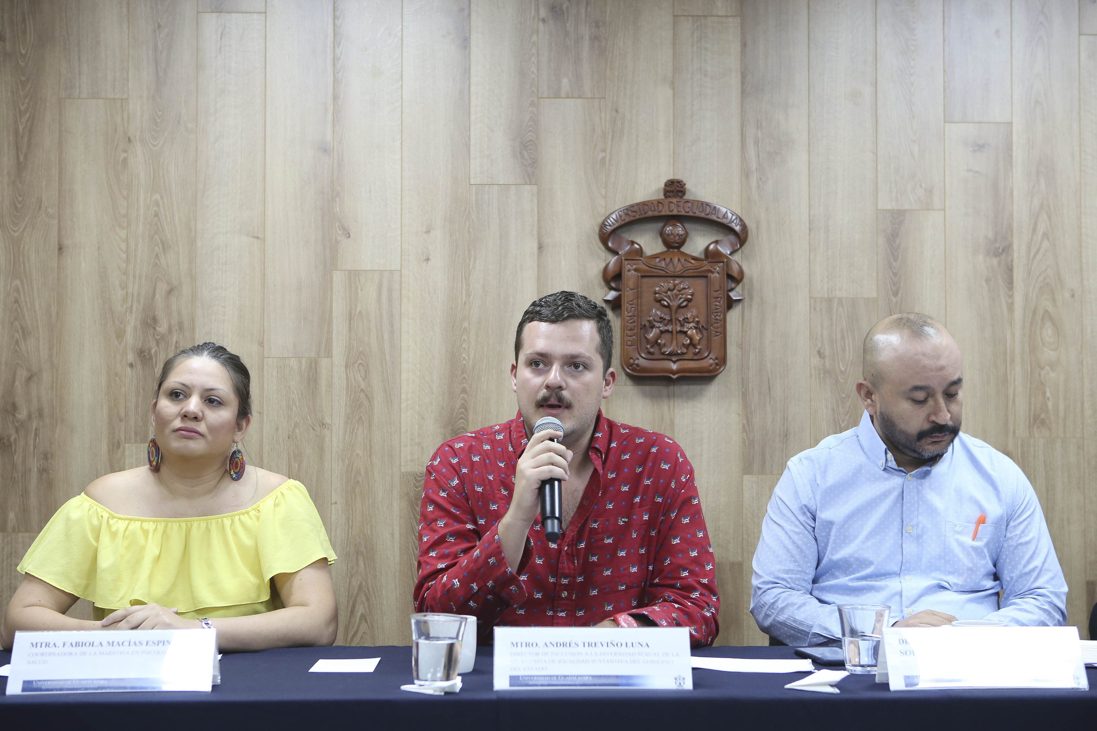 Mtro. Andrés Treviño al micrófono en rueda de prensa