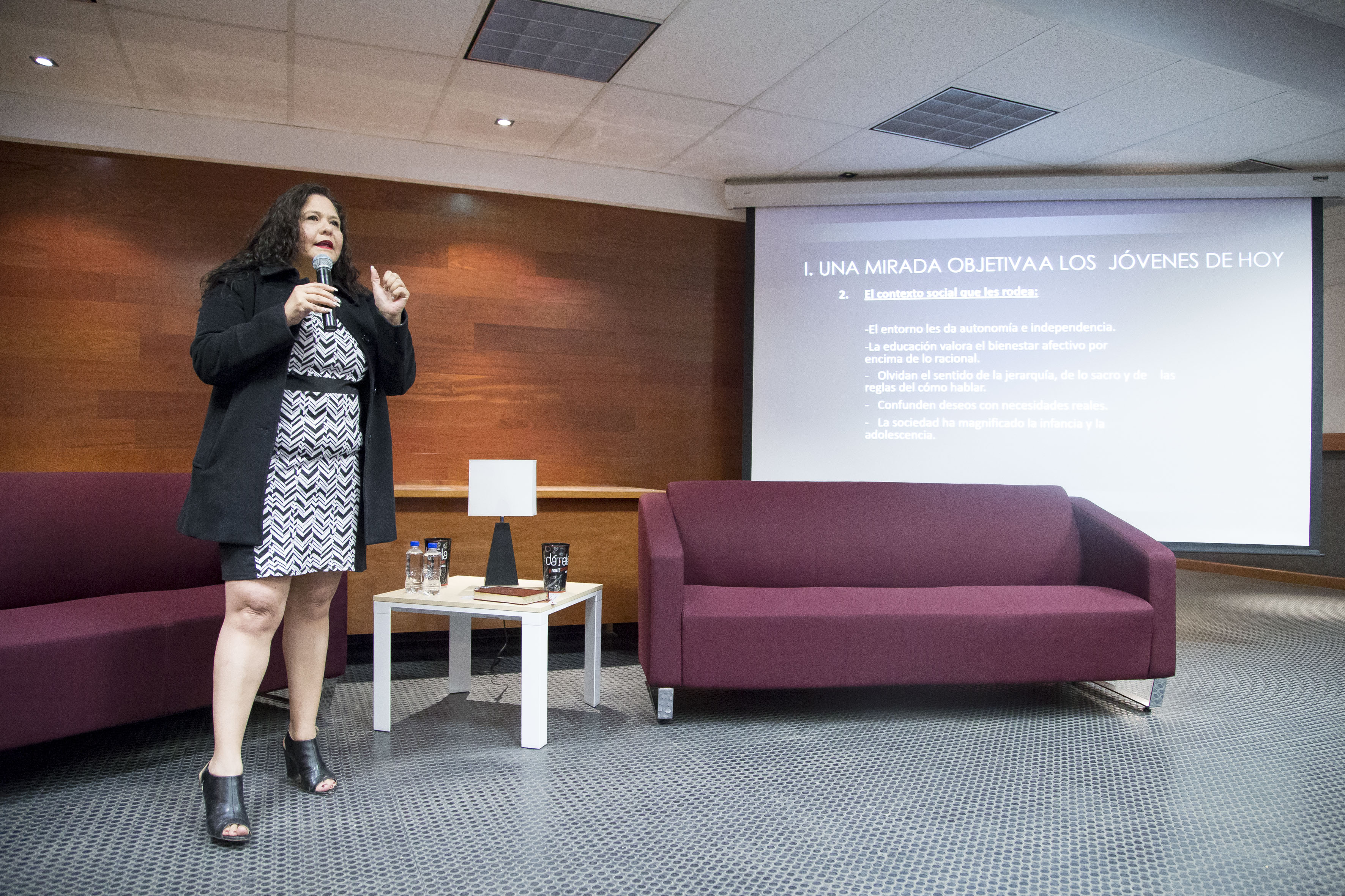 Mtra Caty Pérez dictando conferencia. A la vista el escenario del auditorio