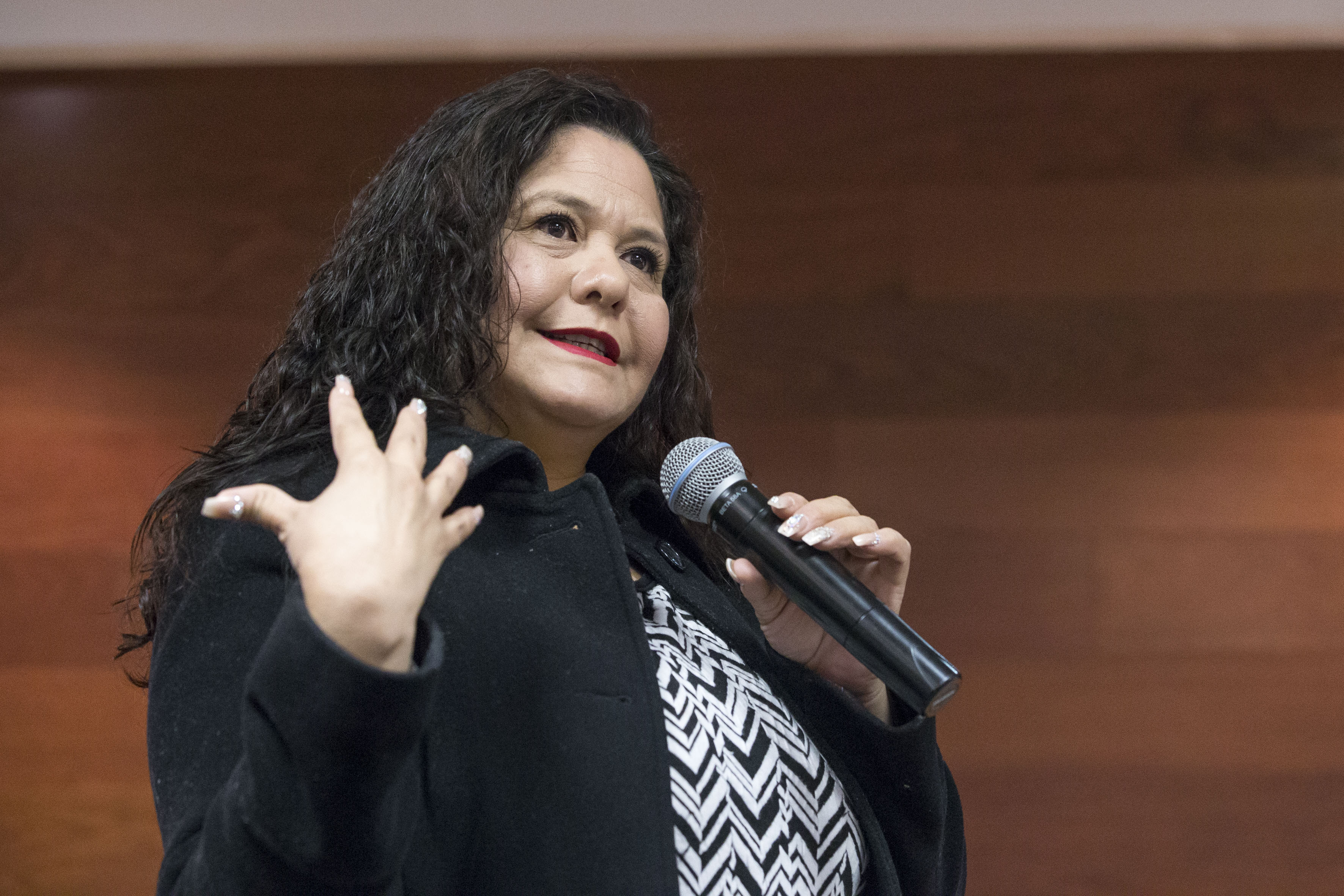 Mtra. Caty Pérez dictando conferencia