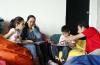 Familia conviviendo con hijos