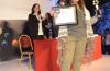 Alumna de Psicología exhibiendo su premio