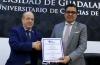 Rector y Presidente del CONAPREN exhibiendo el reconocimiento de acreditación