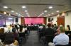 Miembros del presídium y toma general del evento desde atrás de la sala