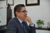 Rector presidiendo la sesion desde su oficina, está sentado frente a la pantalla