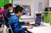 Alumnos del CUCS frente a una laptop