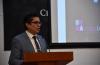 Rector CUCS dando mensaje en pódium