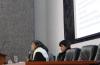 Especialista impartiendo conferencia, a su lado en la mesa del presídium la responsable de la Defensoría de Derechos Universitarios del CUCS