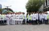 Brigadistas del CUCS con bata blanca posan para la foto y portan letrero "Plan UdeG Estrategia Nacional" en la Rambla Cataluña