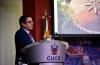 Rector del CUCS en presídium dirigiendo mensaje