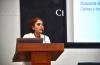 Conferencista al micrófono en el pódium