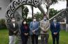 Autoridades universitarias posan para la foto en jardín de Rectoria junto con nuevos funcionarios del CUCS