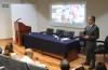 Subdirector del ISSSTE impartiendo conferencia
