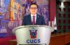 Rector CUCS, al micrófono en el pódium ofreciendo mensaje virutal de bienvenida