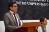 Rector CUCS dando mensaje en pódium