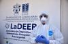 Tomador de muestras vestido con equipo de protección afuera del LaDEER