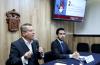 Dr. Dante Haro al micrófono en Rueda de Prensa, a su lado académico del CUCS