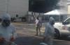 Personal de Protección Civil sanitiazando el estacionamiento de la puerta 13 del CUCS
