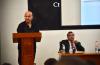 Ponente impartiendo conferencia, al fondo del coordinador de la carrera de TSU en Terapia Respiratoria