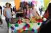 Alumnos atendiendo stand de elotes