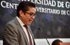 Rector del CUCS ofreciendo mensaje en pódium