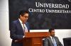 Rector del CUCS al micrófono en el pódium declarando inaugurado evento