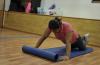 Estudiante sobre un tapete ejecutando una postura de yoga