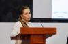 Ponente al micrófono en el pódium