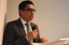 Rector del CUCS al micrófono ofreciendo un mensaje desde el pódium