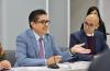 Rector del CUCS dando mensaje a graduados en sala de usos múltiples de Rectoría
