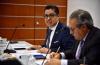 Rector al uso del micrófono durante la reunión