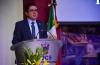 Rector del CUCS ofreciendo mensaje a graduados