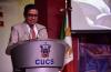Rector CUCS ofreciendo mensaje en pódium