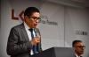 Rector del CUCS al micrófono en el pódium foto cerrada