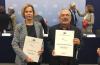 Dra. Fafutis y Dr. Dueñas exhibiendo su reconocimiento