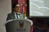 Rector del CUCS ofreciendo mensaje a docentes reconocidos